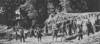Viele fleißige Hände schufen 1938 die heutige Naturbühne in Leitrachstätten.